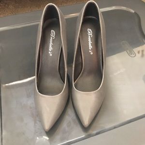 Adorable gray heels